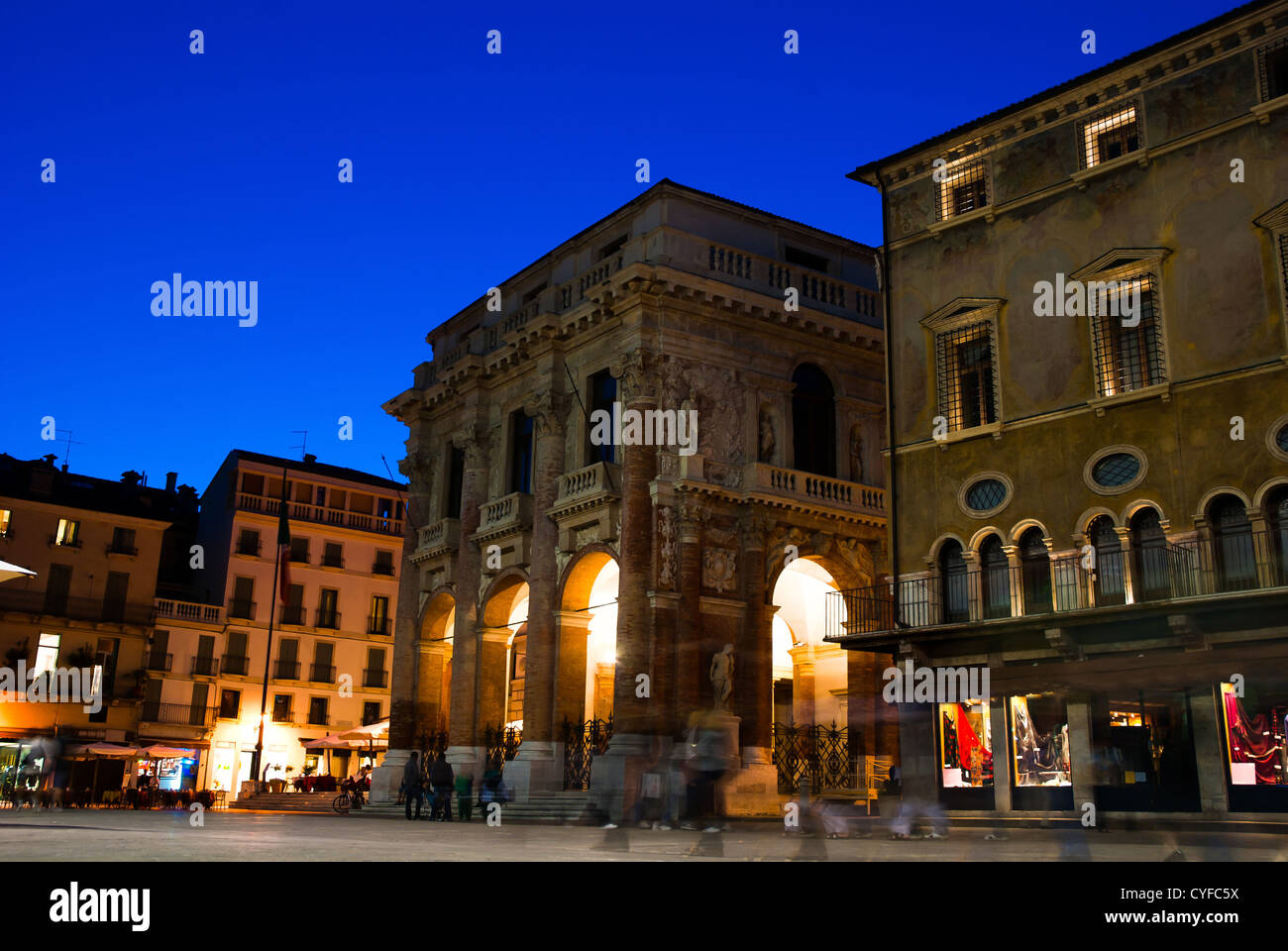 Le palazzo del capitaniato, également connu sous le nom de loggia del capitanio ou loggia bernarda, est un palais à Vicence, Italie du nord, conçu par Andrea Palladio en 1565 et construit entre 1571 et 1572. Il est situé sur la piazza dei Signori, face à la Basilique palladienne Banque D'Images