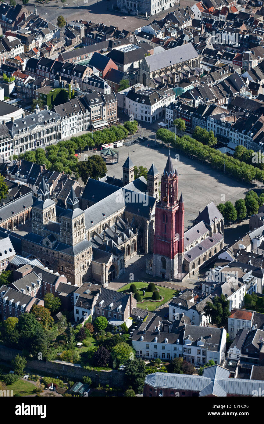 Les Pays-Bas, Maastricht, l'église appelée Basilique St Servatius, droit de l'Église avec tour rouge appelé St Jans. Vue aérienne. Banque D'Images