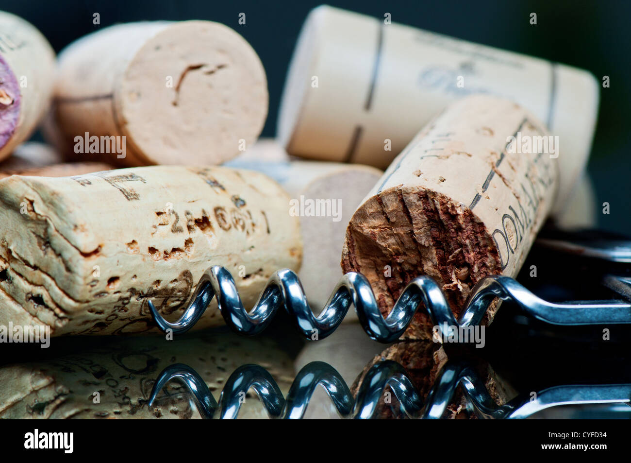 Tire-bouchon et des bouchons sur une table en verre, Close up Banque D'Images