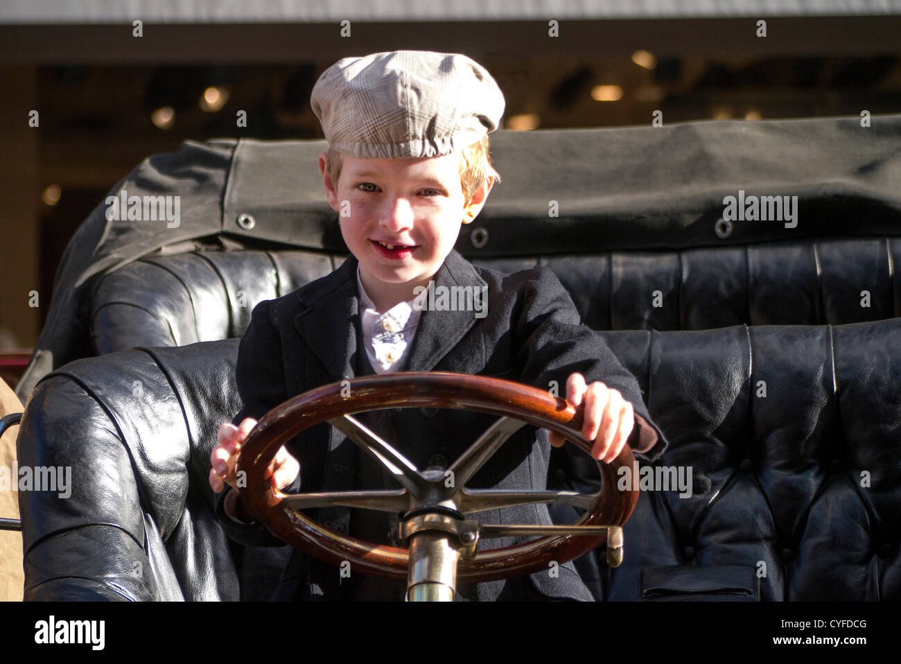 Londres, Royaume-Uni. 3 novembre 2012. Jeune conducteur dans une voiture vétéran du Regent Street Motor Show 2012 London UK. Credit : Cabanel / Alamy Live News Banque D'Images
