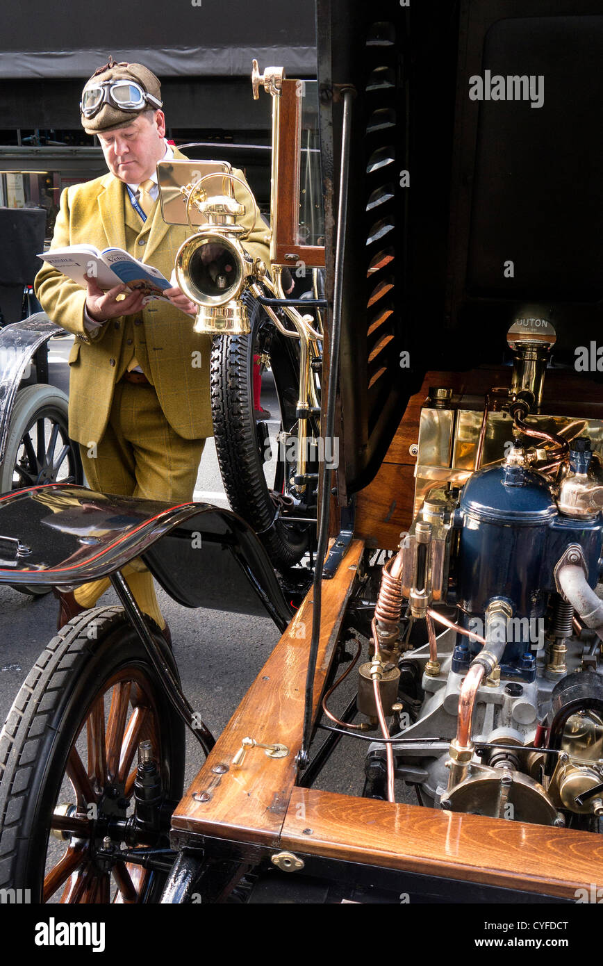 Londres, Royaume-Uni. 3 novembre 2012. Conducteur d'un Buton De Dion Veteran voiture au Regents Street Motor Show de Regents Street London UK. Credit : Cabanel / Alamy Live News Banque D'Images