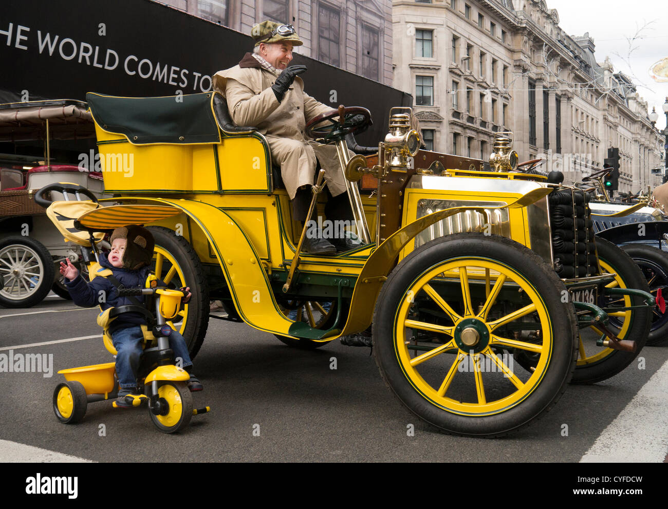 Londres, Royaume-Uni. 3 novembre 2012. Jeune passionné par un veyeran 1902 Darracq voiture à Regents Street Motor Show de Londres au Royaume-Uni. Credit : Cabanel / Alamy Live News Banque D'Images