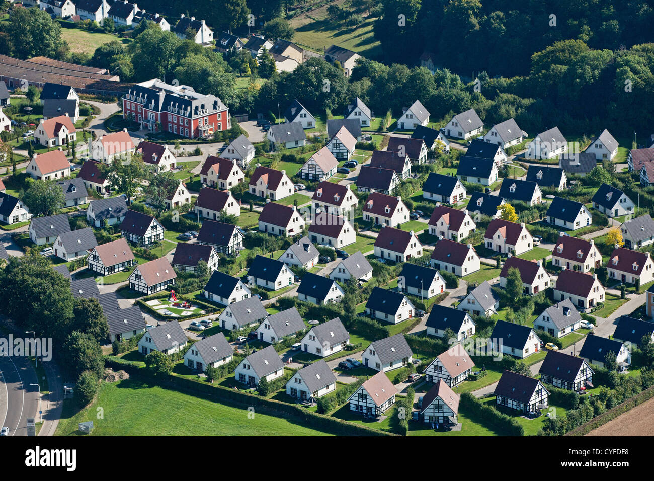 Les Pays-Bas, Valkenburg, maisons de vacances de luxe dans un style traditionnel. Vue aérienne. Banque D'Images