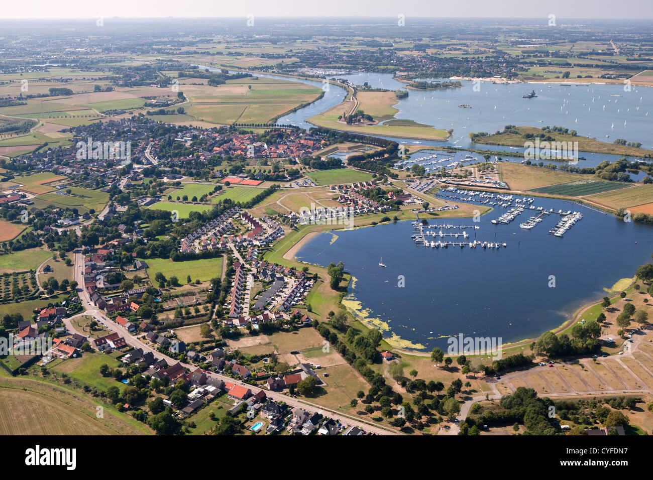 Les Pays-Bas, Maasbracht, maisons de vacances et des yachts dans les lacs appelé Maasplassen. Vue aérienne. Banque D'Images