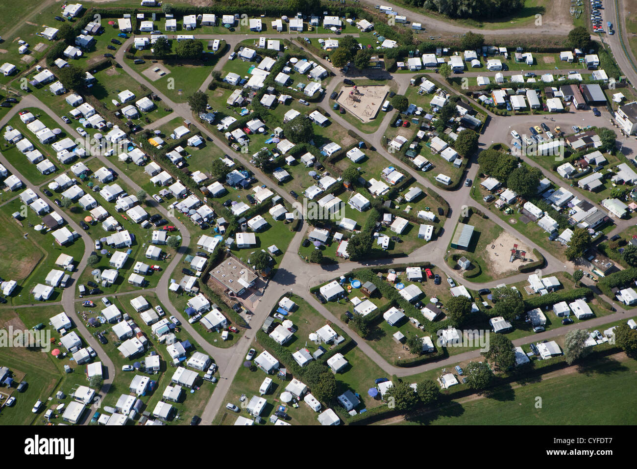 Les Pays-Bas, Maasbracht, camping cars sur camping près des lacs appelé Maasplassen. Vue aérienne. Banque D'Images
