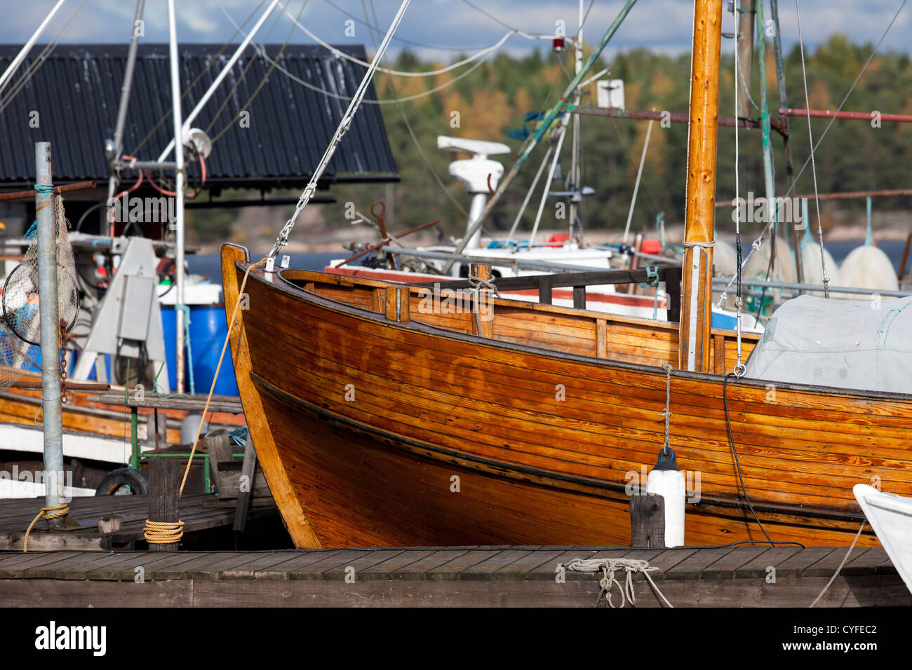 Bateau en bois dans un port de pêche Banque D'Images