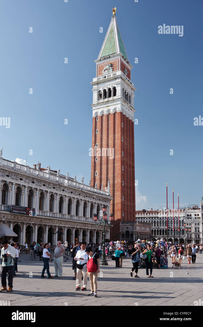 La Place St Marc et le Campanile, Venise, sous un ciel bleu clair Banque D'Images