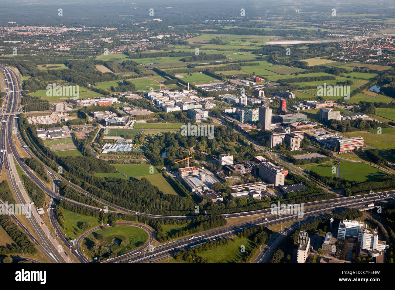 Les Pays-Bas, Utrecht, District de l'Université d'Utrecht appelé Uithof. UMC Utrecht aussi, centre médical. Vue aérienne. Banque D'Images
