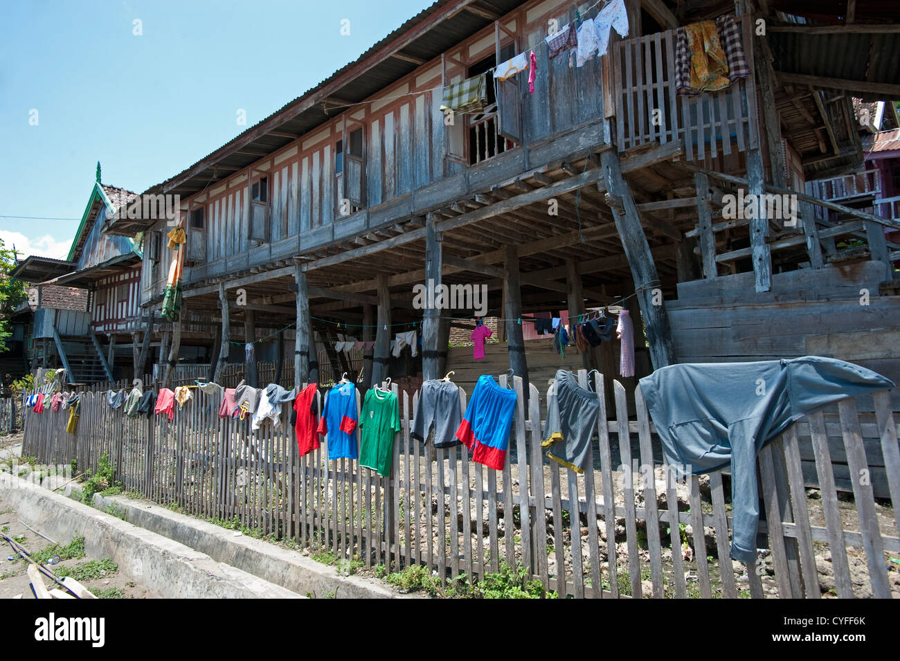 Une maison traditionnelle avec l'Indonésie Sulawesi Ara blanchisserie de séchage. Banque D'Images