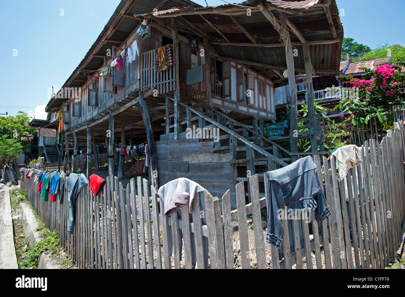 Une maison traditionnelle avec l'Indonésie Sulawesi Ara blanchisserie de séchage. Banque D'Images