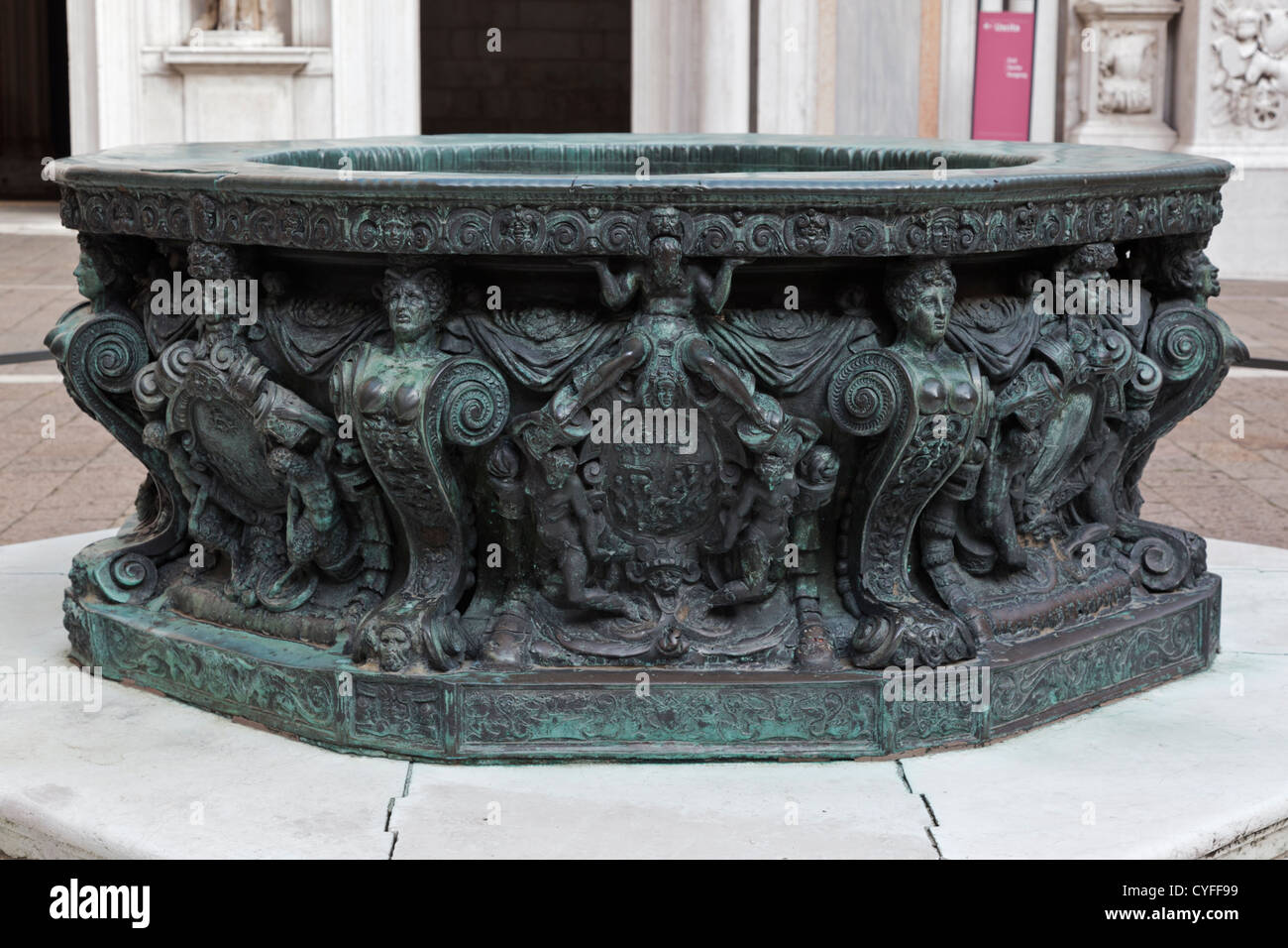 Fontaine dans la cour du Palais des Doges à Venise Banque D'Images