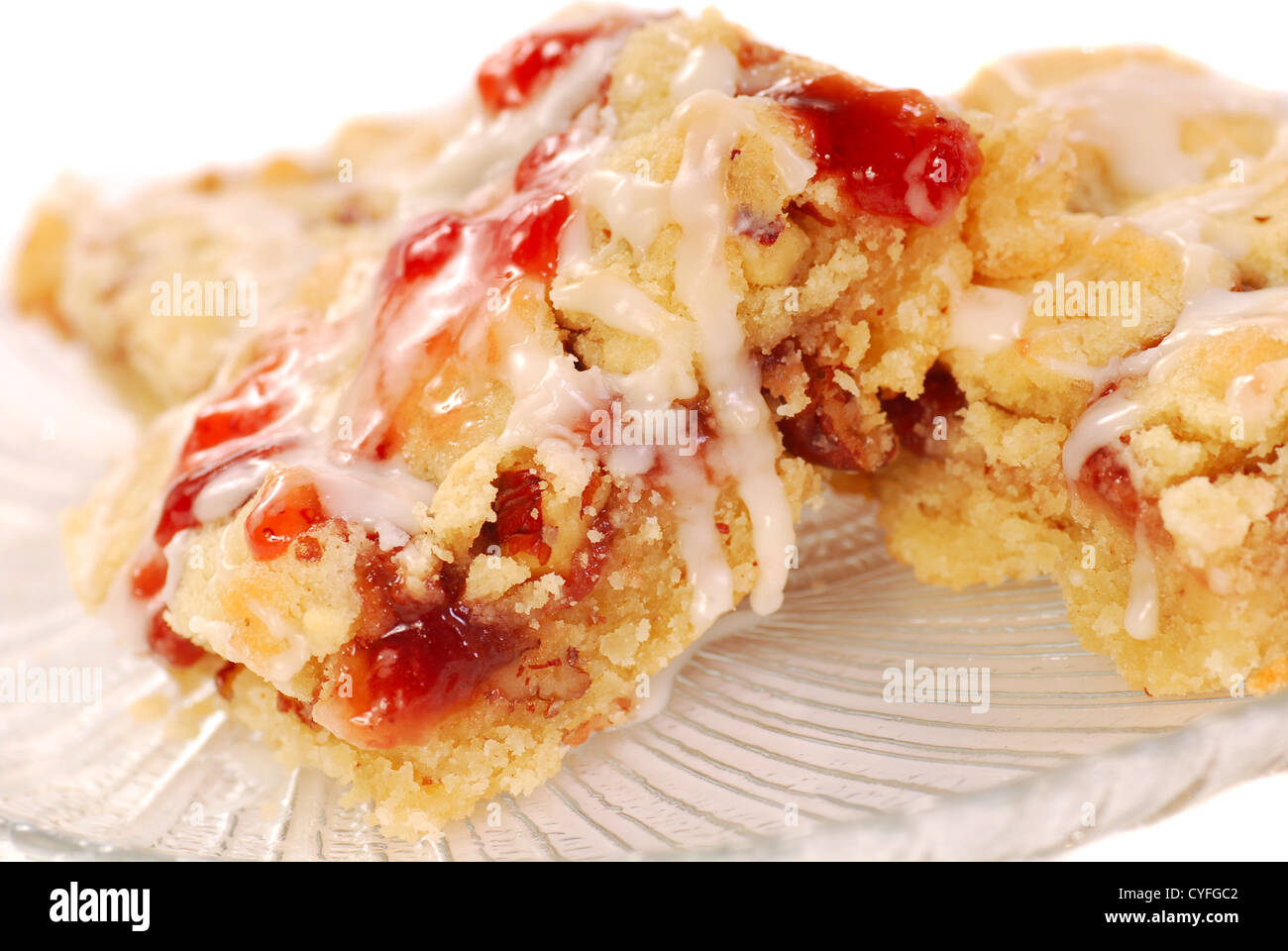 Strawberry cake bars café streusel aux pacanes avec glaçage vanille Banque D'Images