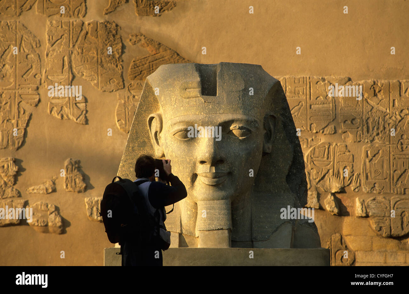 L'Egypte, Luxor, photographe prend photo d'une statue de Ramsès II dans le temple de Louxor. Banque D'Images