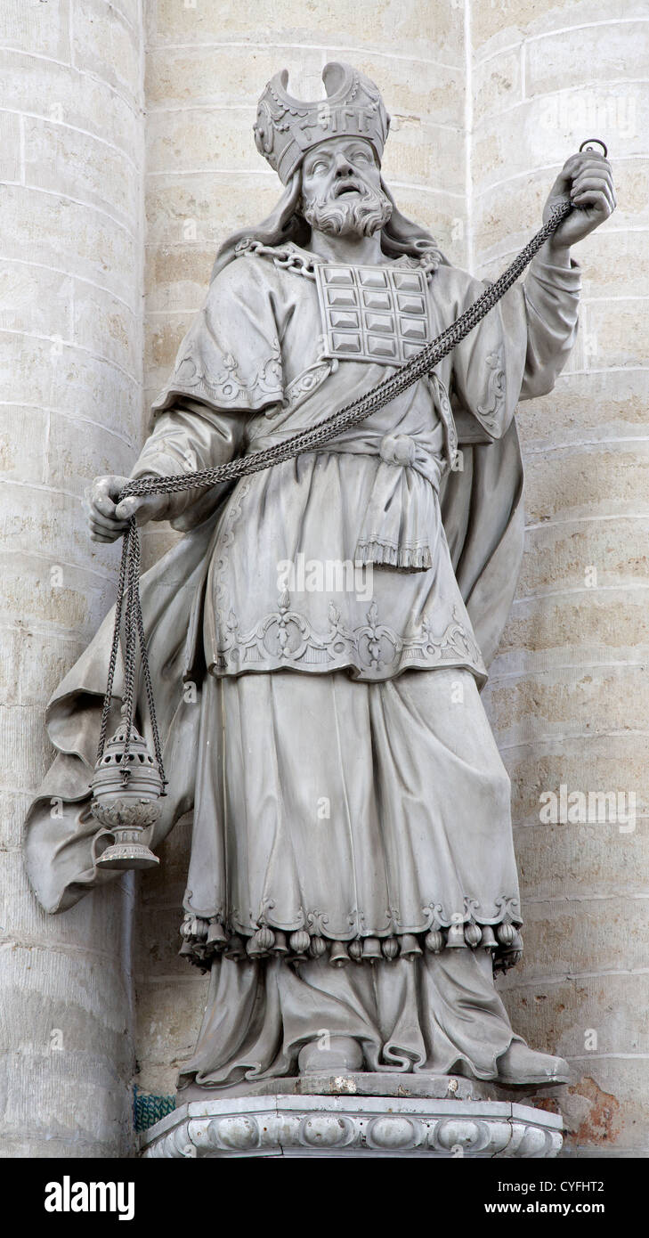 Bruxelles - Juin 21 : Statue de grand prêtre de Saint Nicholas Church le 21 juin à Bruxelles. Banque D'Images