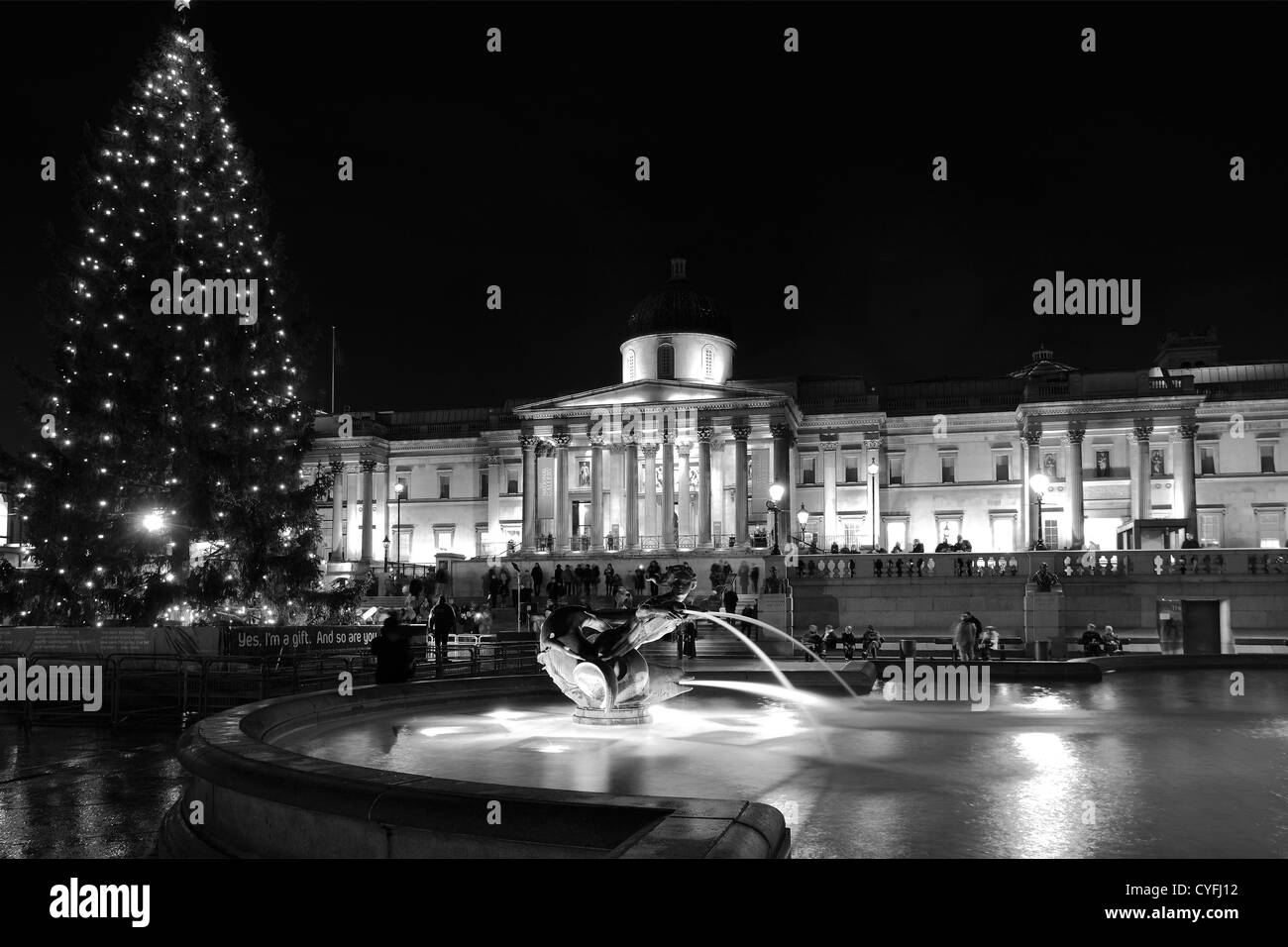 Illuminations de Noël, les fontaines d'eau la nuit, National Gallery, Trafalgar Square, City Of Westminster, Londres, Angleterre Banque D'Images