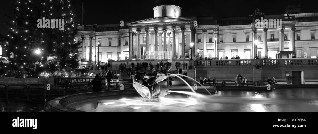 Illuminations de Noël, les fontaines d'eau la nuit, National Gallery, Trafalgar Square, City Of Westminster, Londres, Angleterre Banque D'Images