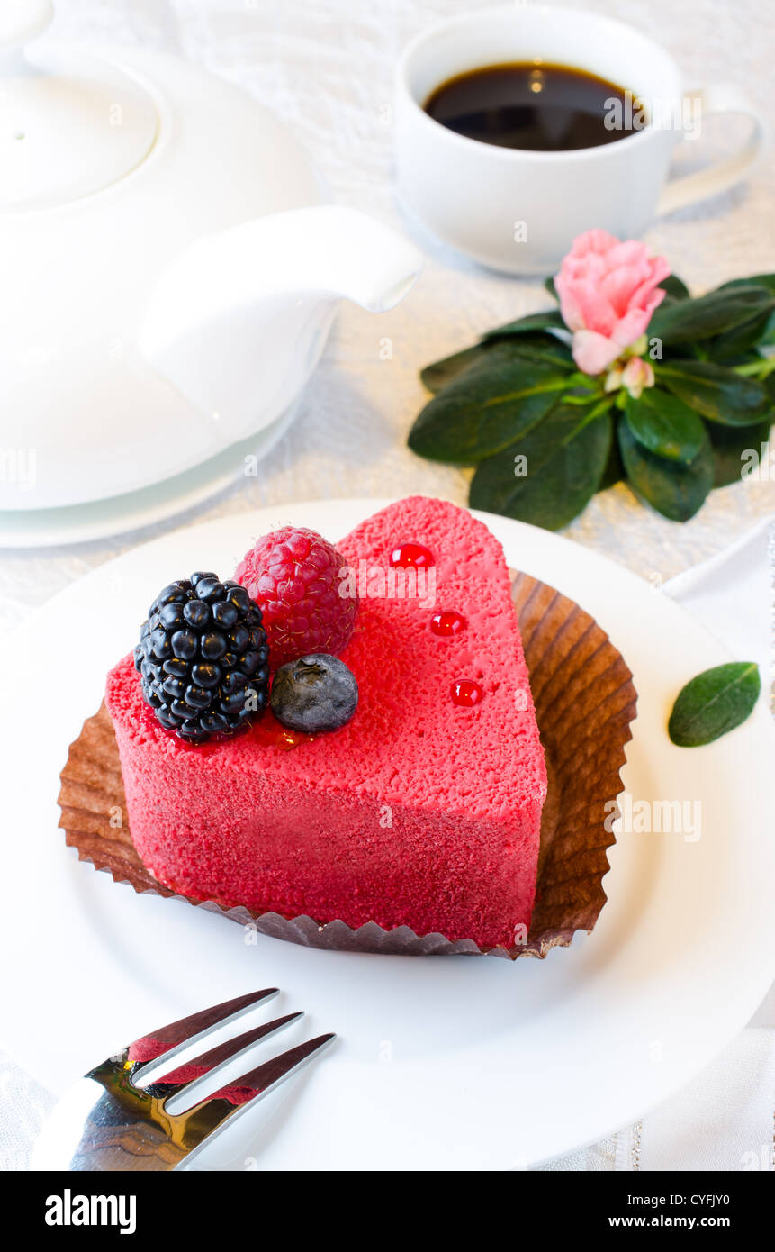 Gâteau en forme de coeur rouge avec cofee et rose fleur azalia Banque D'Images