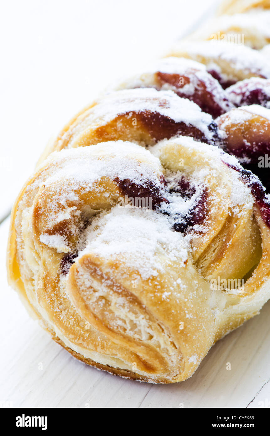 Close up detail de pâte avec la confiture et le sucre en poudre Photo Stock  - Alamy