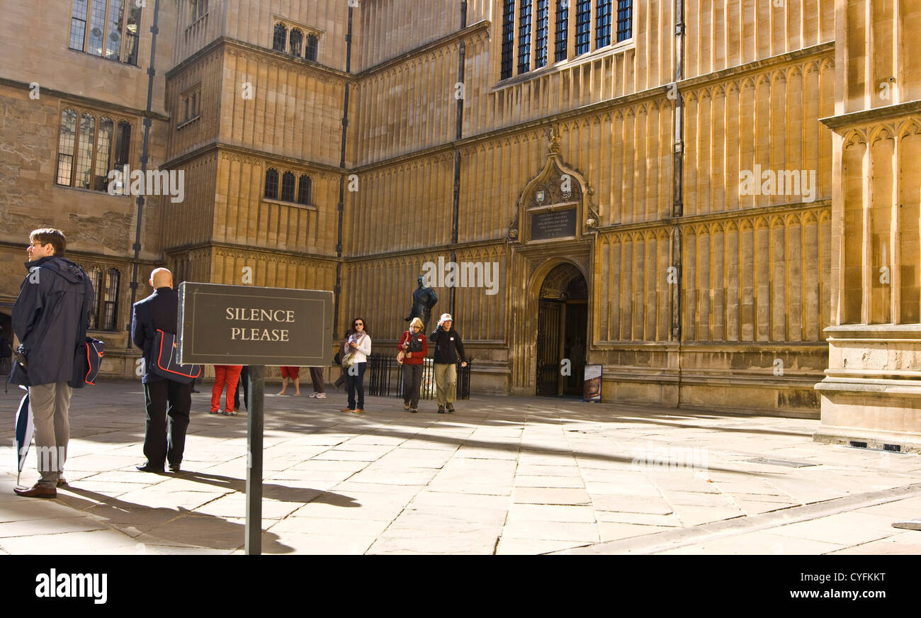 Inscrivez-vous pour demander le silence dans les écoles anciennes élèves de Quadrangle 1 énumérés Bodleian Library Oxford Oxfordshire England Europe Banque D'Images