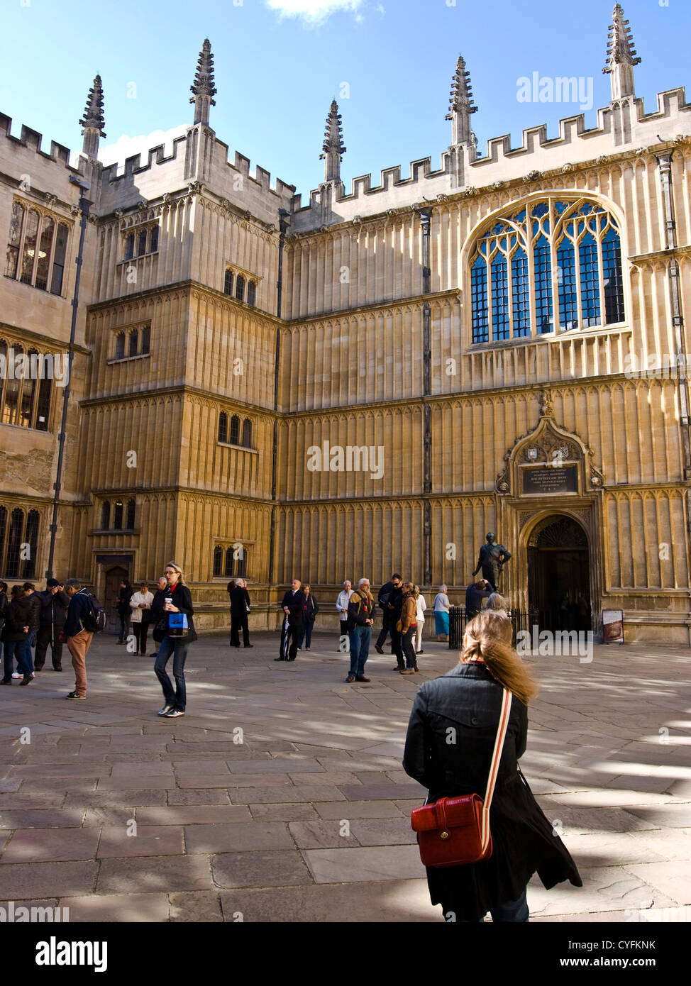 Les touristes en Grade 1 anciennes écoles Quadrangle Bodleian Library Oxford Oxfordshire England Europe Banque D'Images