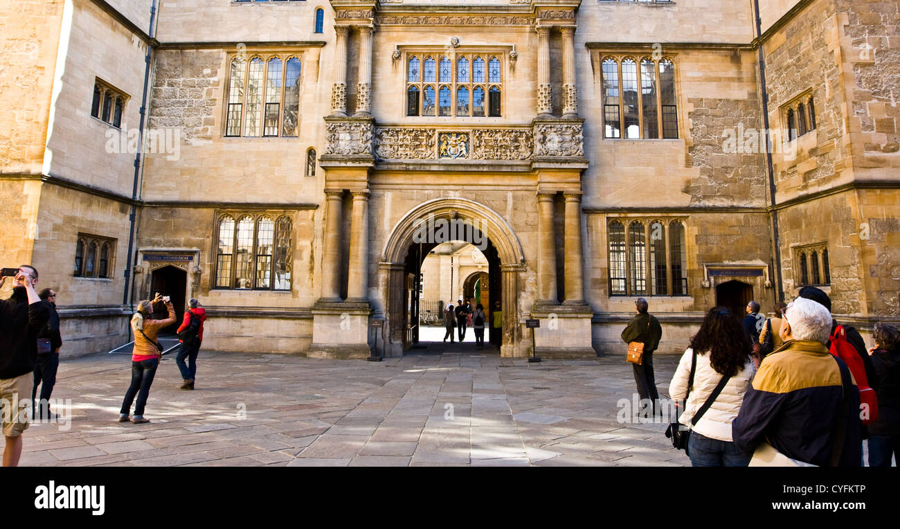 Les touristes en grade 1 énumérés Bodleian Library anciennes écoles Oxford Oxfordshire England Europe Quadrangle Banque D'Images