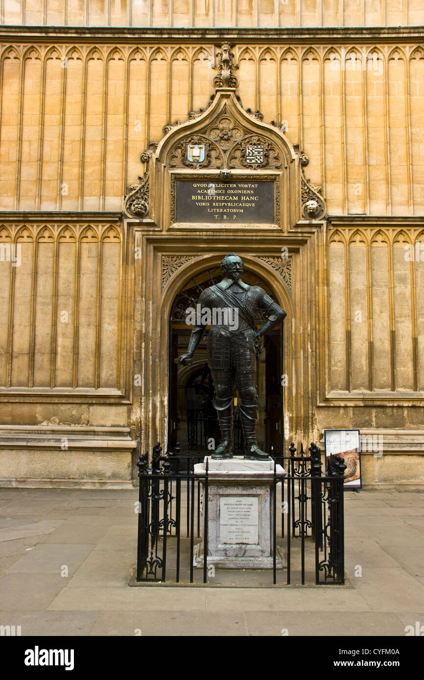 Statue en bronze de William Herbert comte de Pembroke par Peter Paul Rubens Bodleian Library anciennes écoles Oxford Angleterre Quadrangle Banque D'Images