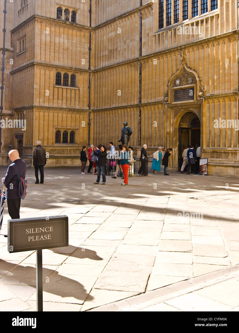 Inscrivez-vous pour demander le silence dans le grade 1 anciennes écoles Quadrangle Bodleian Library Oxford Oxfordshire England Europe Banque D'Images