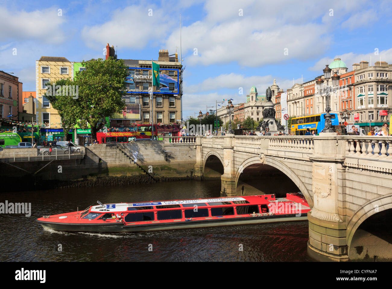 Bateau de croisière touristique passant sous O'Connell Bridge sur la rivière Liffey, dans le centre-ville de Dublin, en République d'Irlande, l'Eire Banque D'Images