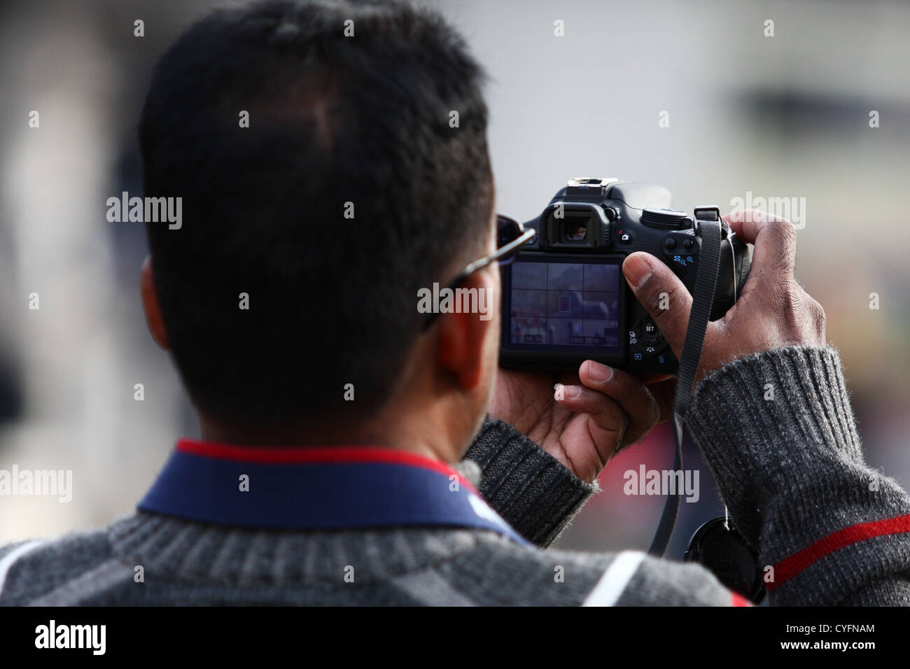 Vue arrière d'un homme de prendre une photo (à Trafalgar Square) - l'image dans le viseur de l'appareil photo clairement visibles Banque D'Images
