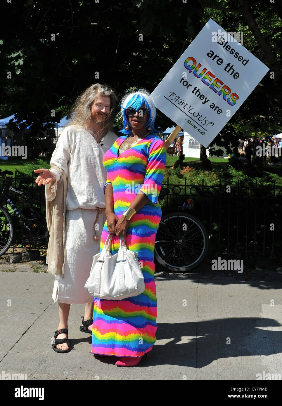 Homme habillé comme Jésus à Pride Parade Banque D'Images