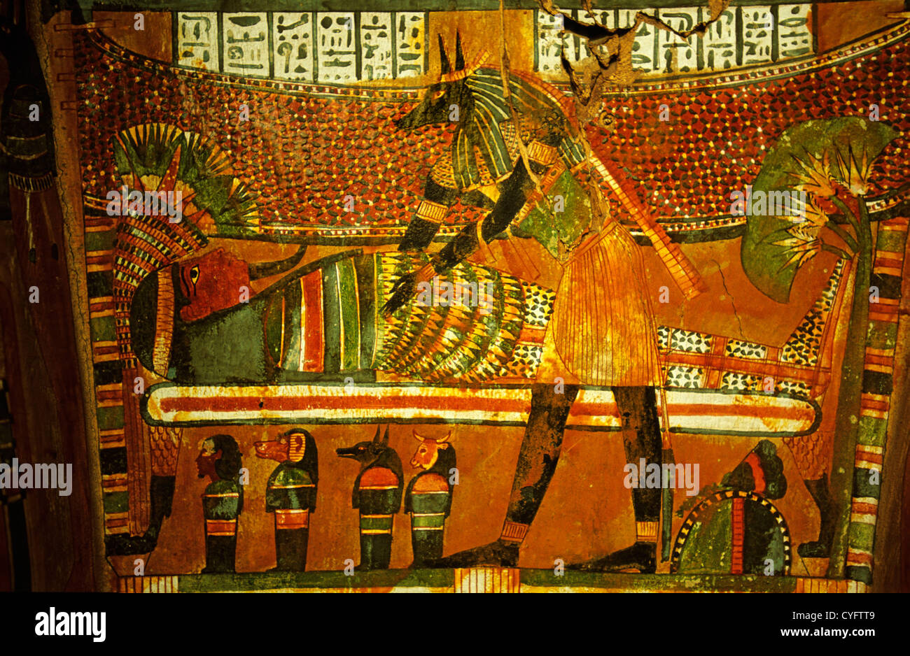 Egypte, Le Caire, musée égyptien. Intérieur du cercueil. Les décorations et les hiéroglyphes. Banque D'Images
