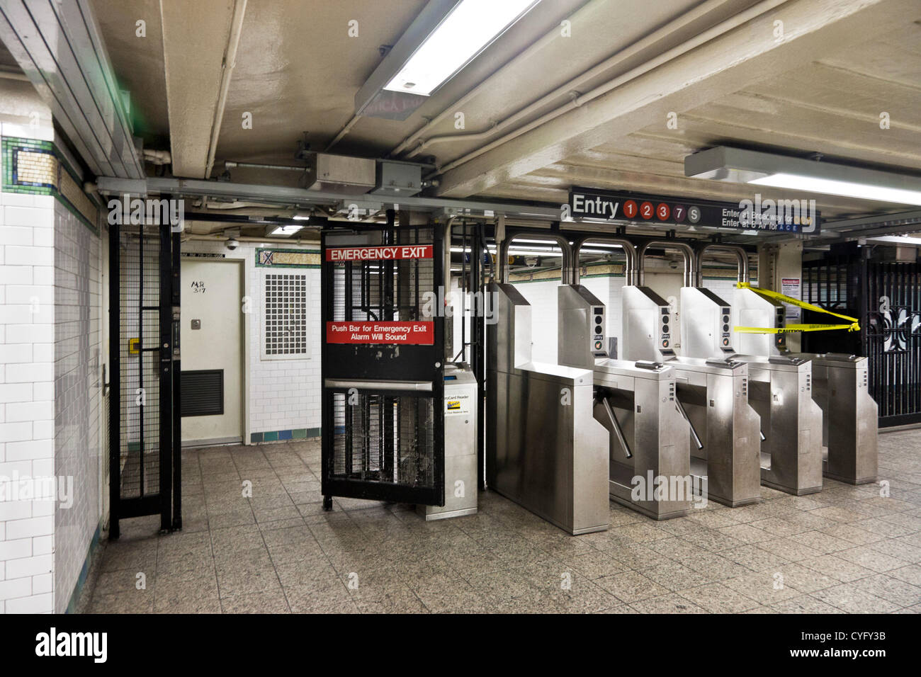 L'entrée de la ligne n°1 à Times Square, New York City subway, où les portes de secours sont filmées ouverts afin de permettre l'accès après gouverneur Cuomo annonce le passage libre pour le jeudi et vendredi 1er et 2 novembre en raison d'urgence après l'Ouragan Sandy Banque D'Images