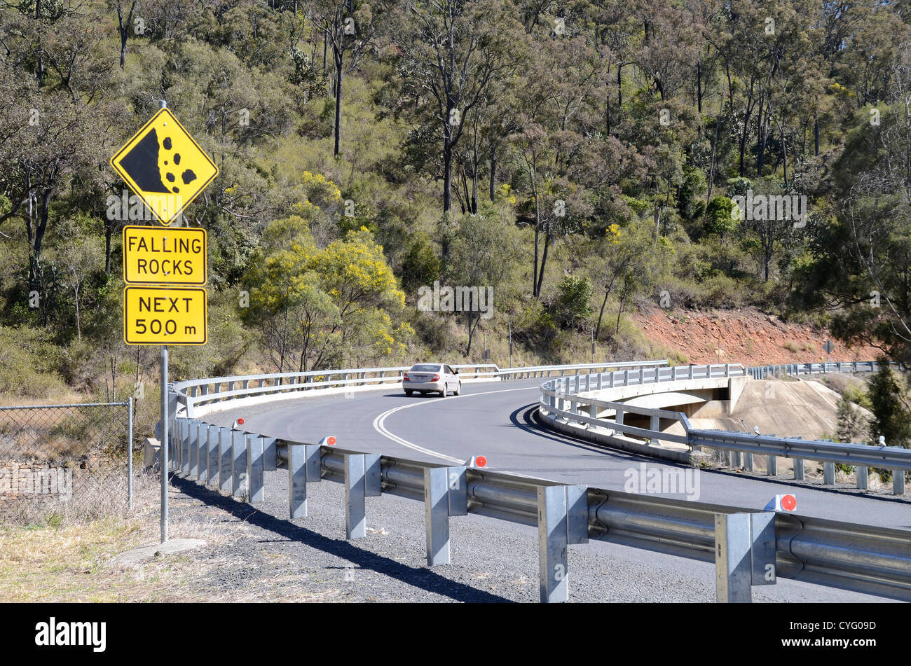 Les chutes de pierres route signe. Esk-Kilcoy Road Queensland Australie Banque D'Images