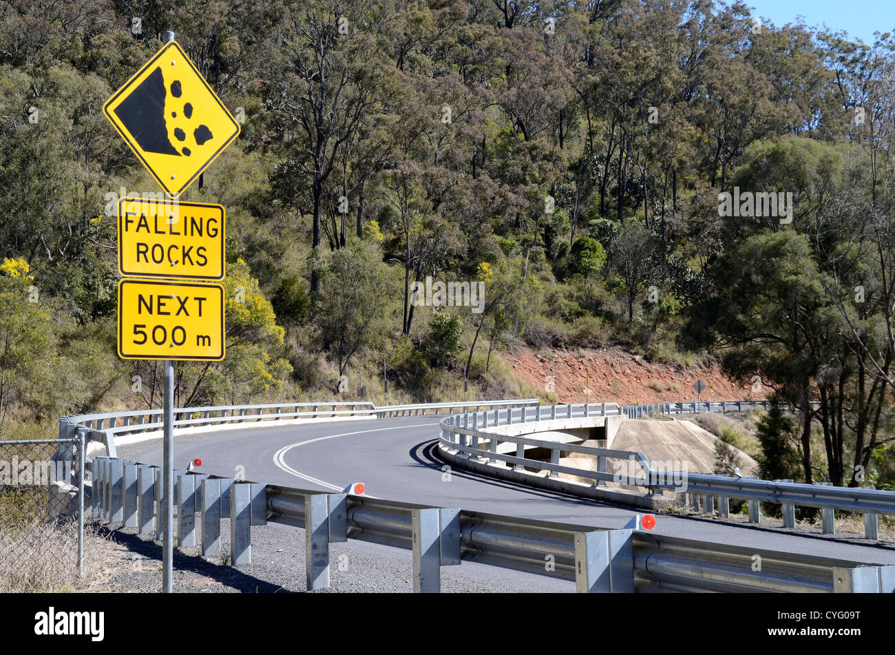 Les chutes de pierres route signe. Esk-Kilcoy Road Queensland Australie Banque D'Images