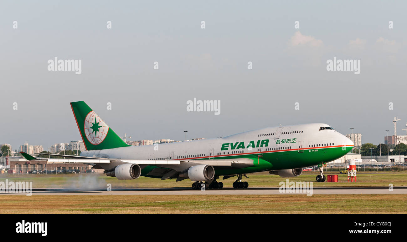 Un Boeing 747 d'Air EVA (747-400) jetliner l'atterrissage à l'Aéroport International de Vancouver, Canada. Banque D'Images