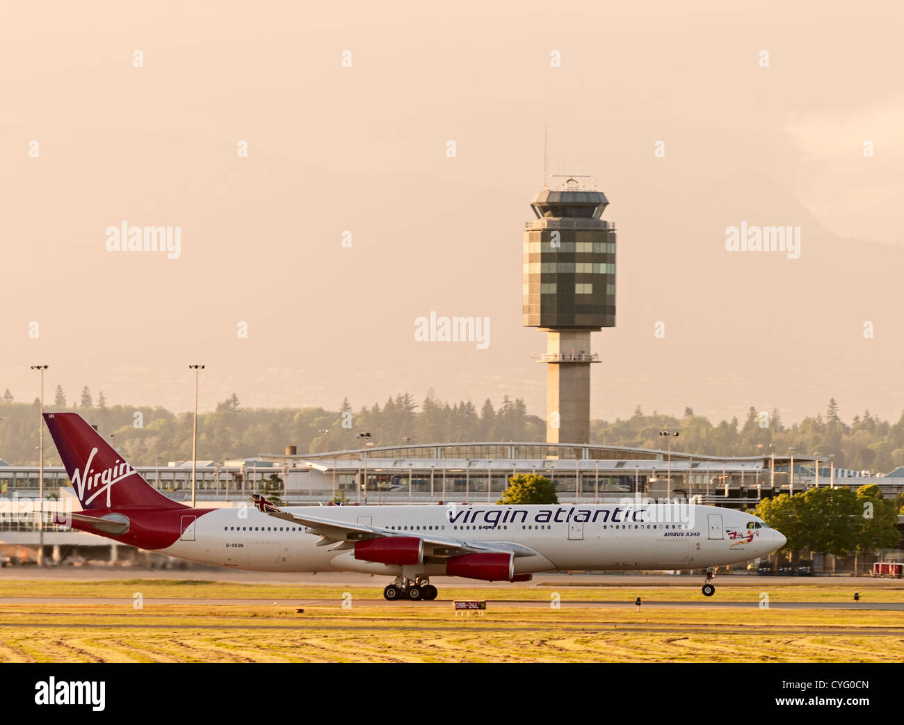 Un Virgin Atlantic Airways Airbus A340-300 Jetliner s'écarte de l'Aéroport International de Vancouver (Canada). Banque D'Images