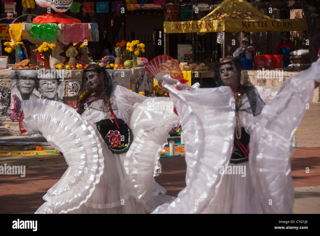 03 novembre 2012 San Antonio, Texas, USA - Día de los Muertos Folklorico Dancers effectuer à La Villita San Antonio. Día de los Muertos (Jour des morts) est traditionnellement célébrée le 1er novembre et 2. La culture mexicaine célèbre l'idée d'une "visite" de retour annuel d'êtres chers qui ont quitté cette vie. Banque D'Images