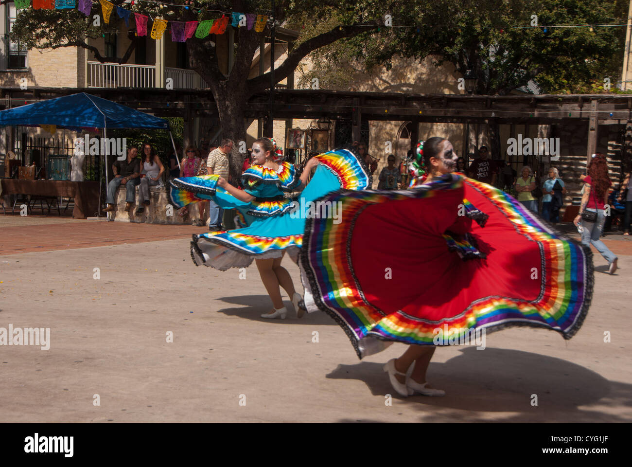 03 novembre 2012 San Antonio, Texas, USA - Día de los Muertos Folklorico Dancers effectuer à La Villita San Antonio. Día de los Muertos (Jour des morts) est traditionnellement célébrée le 1er novembre et 2. La culture mexicaine célèbre l'idée d'une "visite" de retour annuel d'êtres chers qui ont quitté cette vie. Banque D'Images