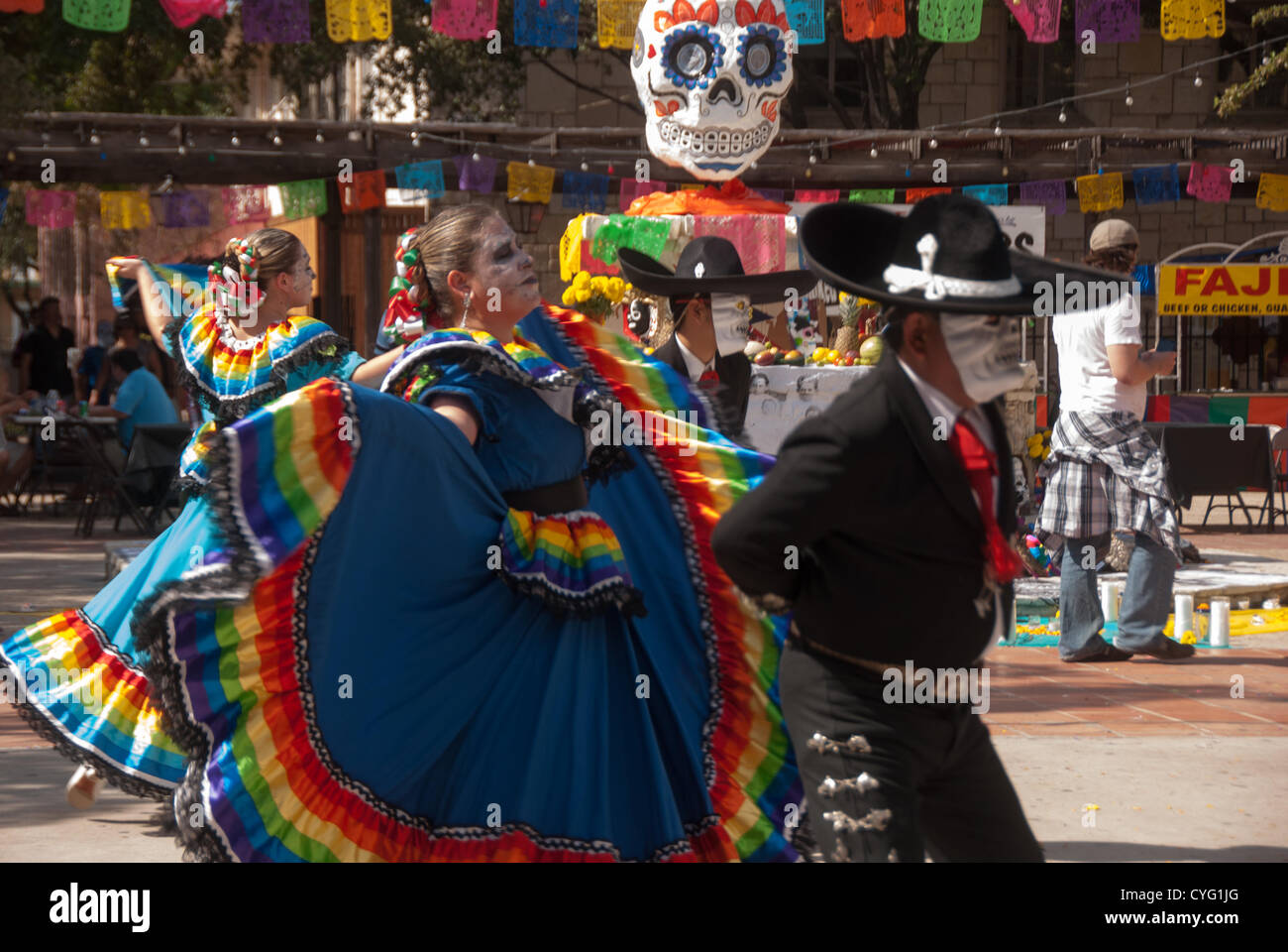 03 novembre 2012 San Antonio, Texas, USA - Día de los Muertos Folklorico Dancers effectuer à La Villita San Antonio. Día de los Muertos (Jour des morts) est traditionnellement célébrée le 1er novembre et 2. La culture mexicaine célèbre l'idée d'une "visite" de retour annuel d'êtres chers qui ont quitté cette vie. Banque D'Images