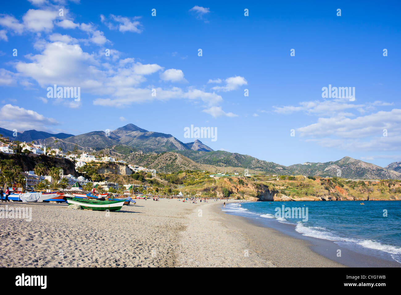 La plage de Burriana à la mer méditerranée à Nerja, Espagne, costa del sol, dans le sud de l'andalousie. Banque D'Images