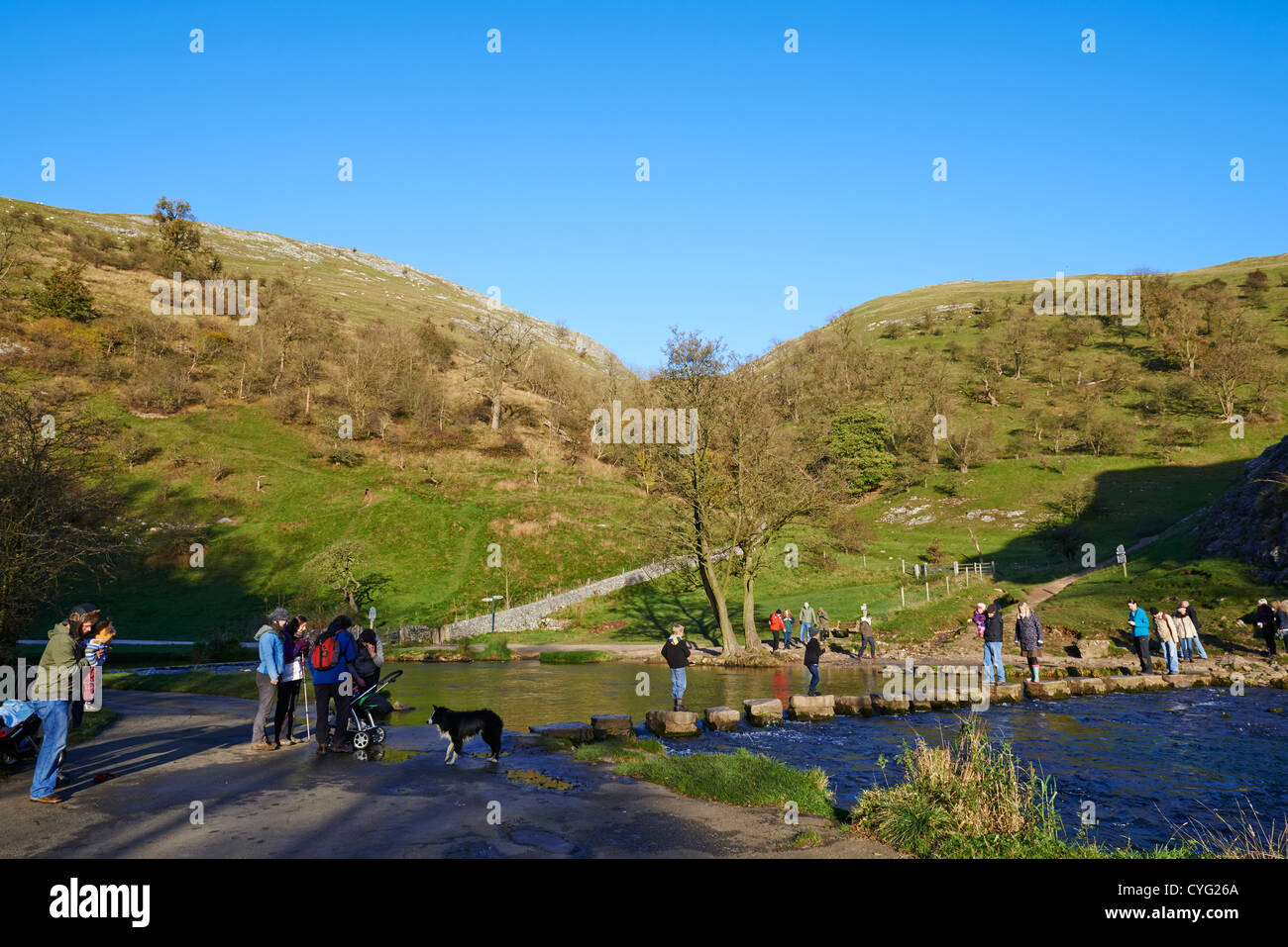Les personnes qui traversent le plus célèbre des tremplins sur la rivière Dove Dovedale Derbyshire UK Banque D'Images