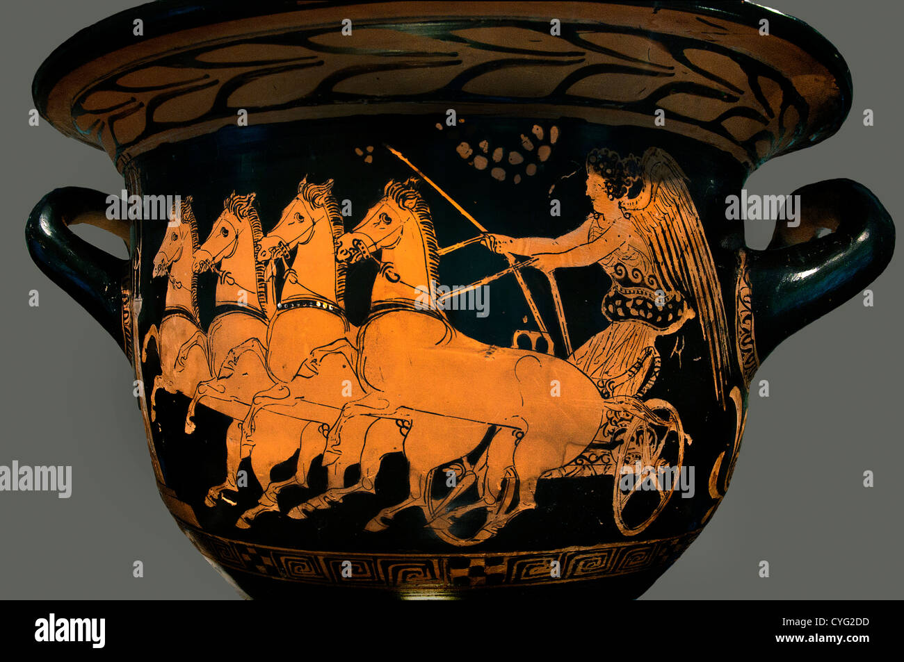 Ancien vase grec apulien à figures rouges en forme de cloche (krater) représentant la déesse ailée Niké conduisant une quadrige à quatre chevaux, ca. 370 av. J.-C. Banque D'Images