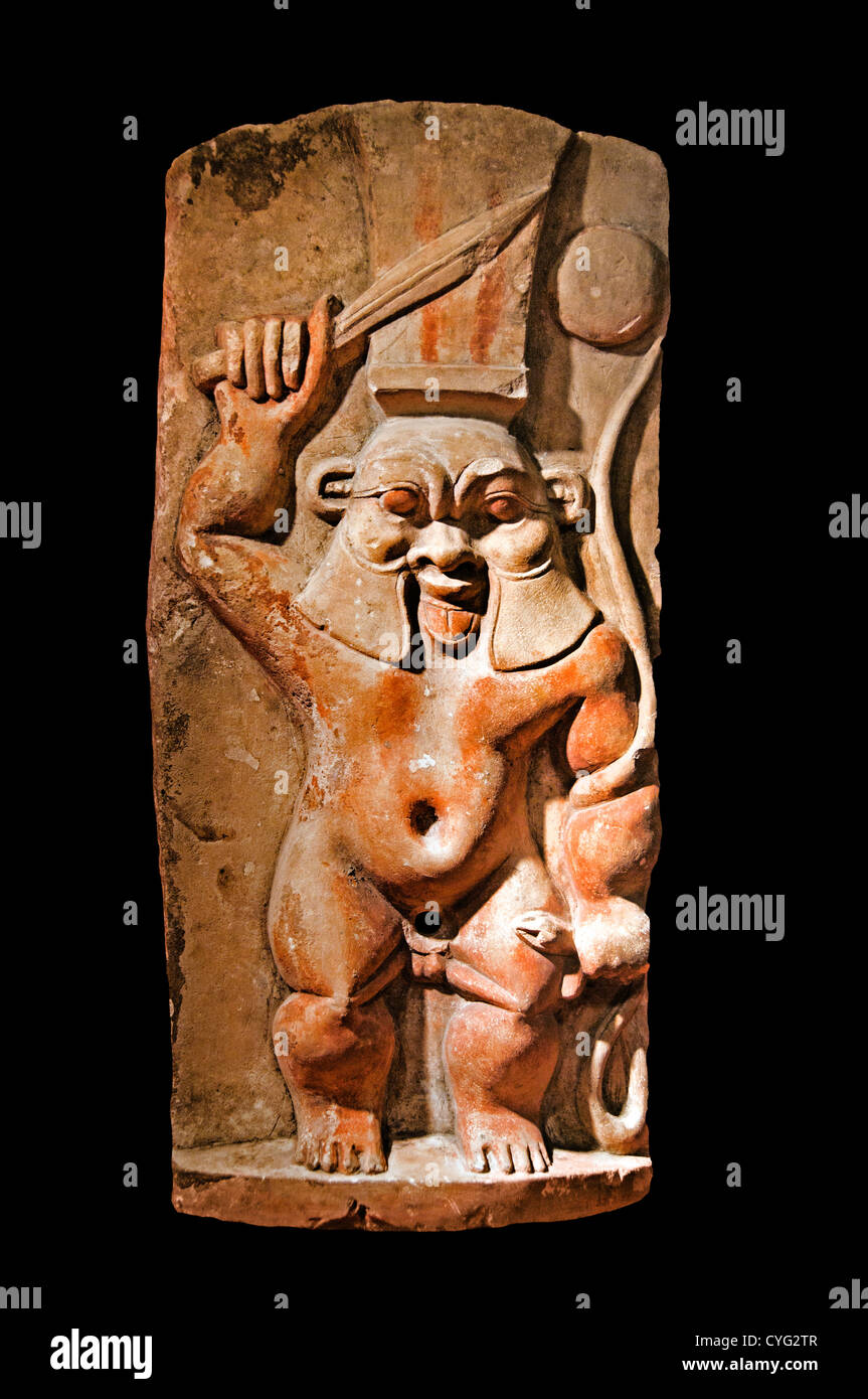 La stèle du dieu ptolémaïque Bes ou romain 4ème siècle avant J.-C.-A.D. 1er siècle l'Egypte 39 cm tambourin snake couteau Banque D'Images