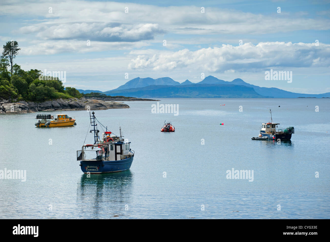 Les bateaux de pêche amarrés dans la baie à l'ensemble Gen Uig à l'île de rhum sur la côte ouest de l'Écosse. 8767 SCO Banque D'Images