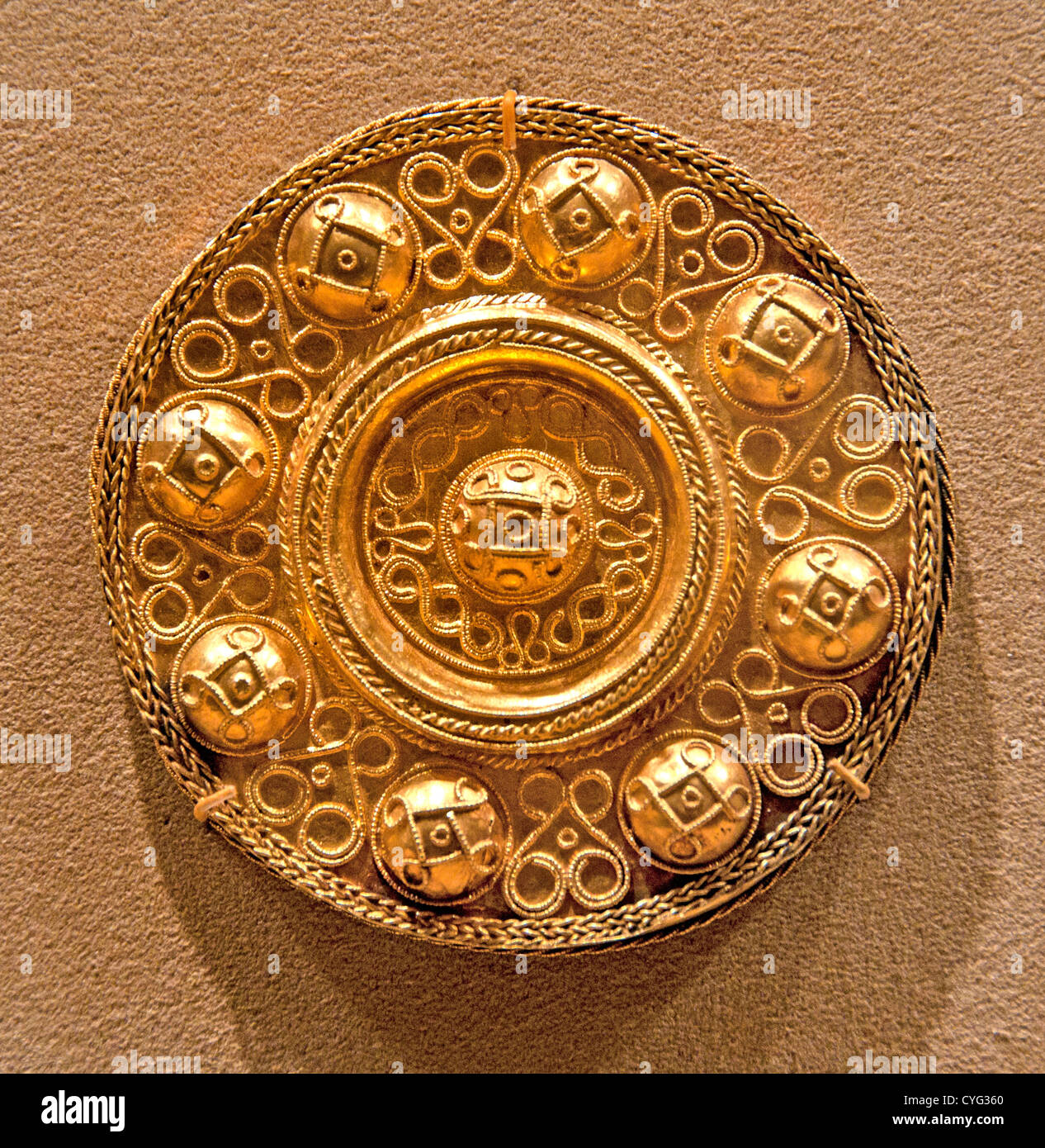 600 Broche disque Langobardic en filigrane à fil d'or 8 cm Lombards Langobards tribu allemand germanique 568 - 790 Royaume Lombardie Italie Banque D'Images