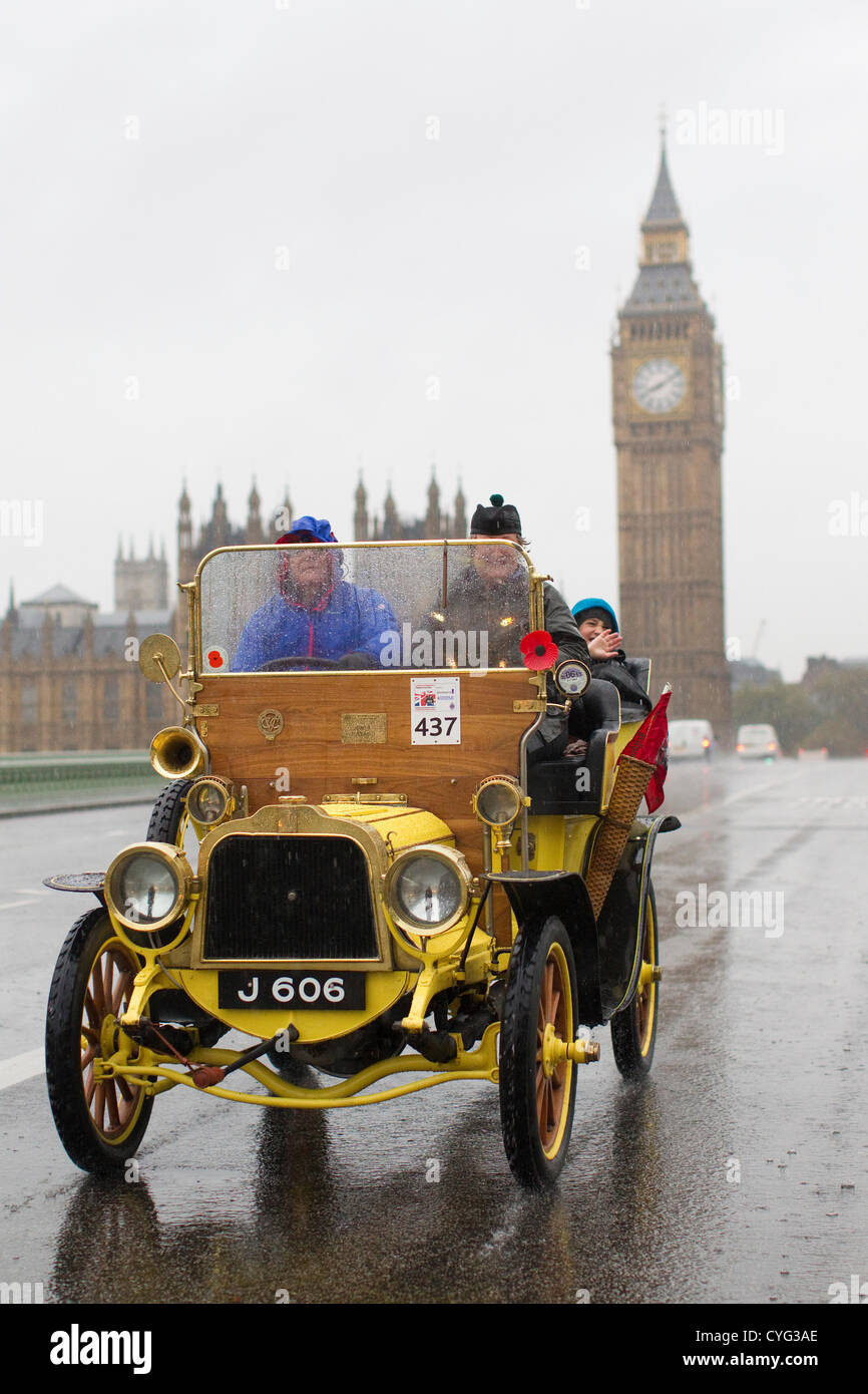 Royal Automobile Club vétéran annuel Run Voiture Londres à Brighton. 04.11.2012 Photo montre No437 un 1904 Bayard conduit dans des conditions humides par Heather Milne-Taylor traversant le pont de Westminster, l'un des nombreux véhicules classiques prenant part à cette ans Londres à Brighton Veteran Car Run 2012 à partir de Hyde Park au centre de Londres et en finissant par le front de mer de la station balnéaire de Brighton, Sussex. Banque D'Images