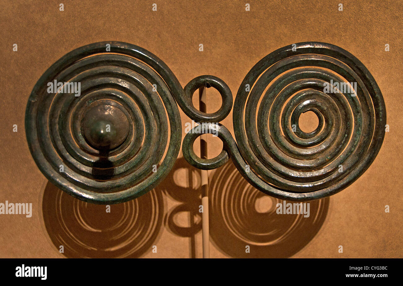 Grande broche avec des spirales 1400-1100 C.-B. 25,8 cm en métal cuivre Allemand Allemagne Moyen-Âge Médiéval Banque D'Images