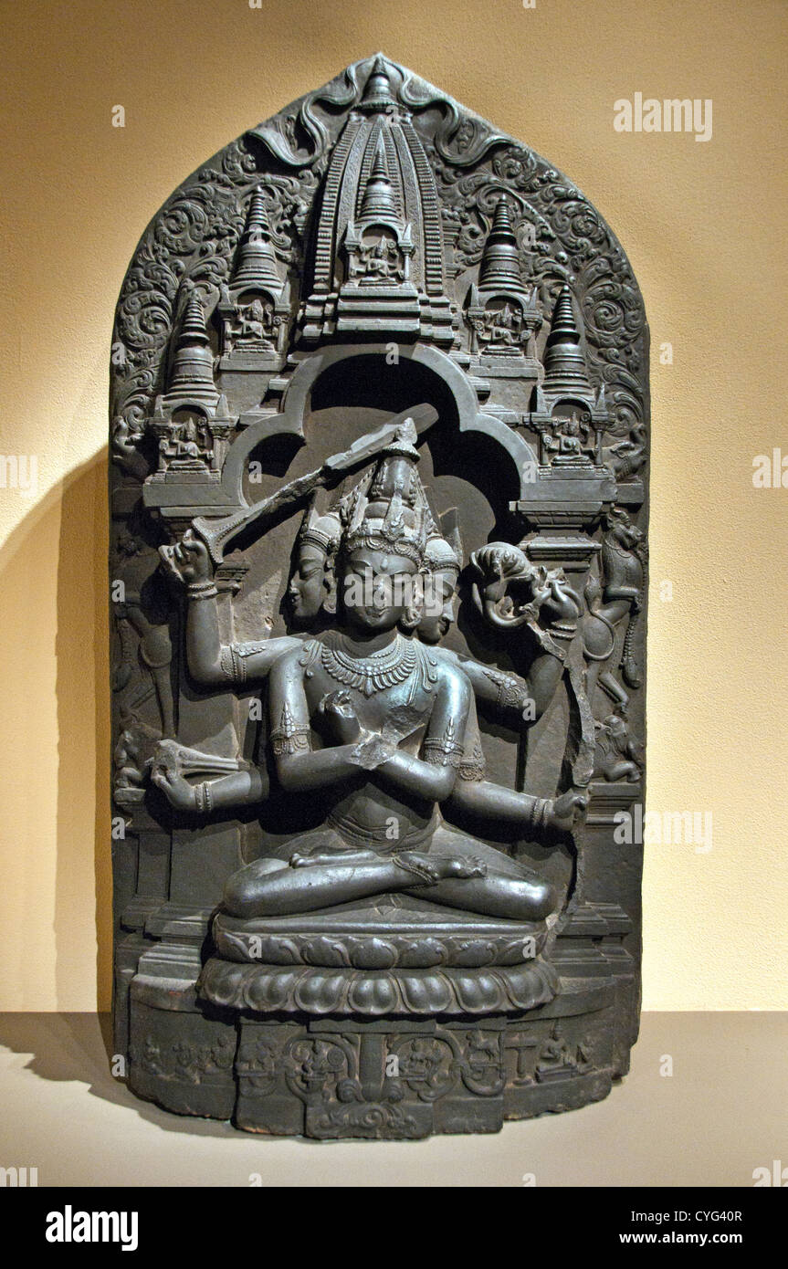 Manjuvajra Mandala 11e siècle le Bangladesh ou l'Inde Bengale 130 cm Sculpture en pierre noire Banque D'Images
