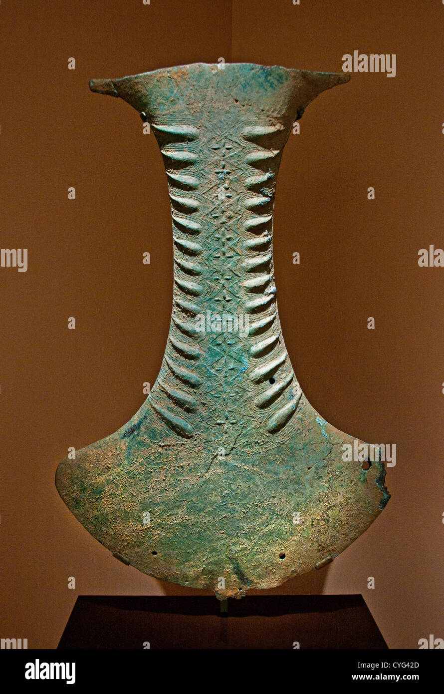 Objet de cérémonie dans la forme d'une hache de l'âge du Bronze et du fer 100 B.C. - A.D. 300 cm 105 Bronze Sulawesi Indonésie Banque D'Images