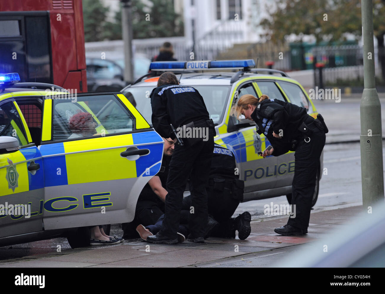 Brighton Sussex UK 4 Novembre 2012 - La police faire une arrestation à l'extérieur du magasin Sainsbury's sur St James's Street Brighton UK Banque D'Images